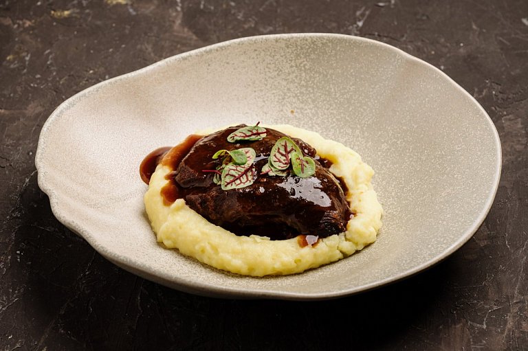 Ю Говяжьи щечки под соусом демигляс